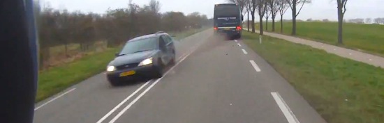 Ford schampt bus