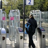 VVD en PvdA willen de poortjes bij NS-stations open houden.  