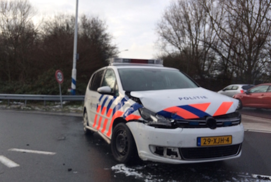 Politie-auto beukt een Volvo stuk op de A13