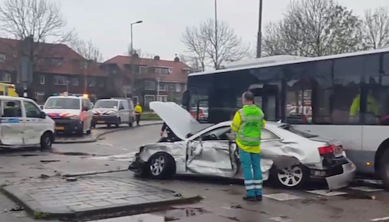 Audi A5-rijder richt ravage aan in R'dam: zes gewonden
