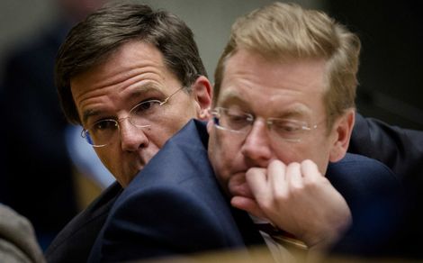 Minister Ard van der Steur van Veiligheid en Justitie en Premier Mark Rutte tijdens het debat over de Teeven-deal