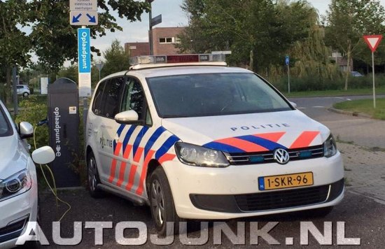 Politie reanimeert, snotneusjes dansen op politieauto