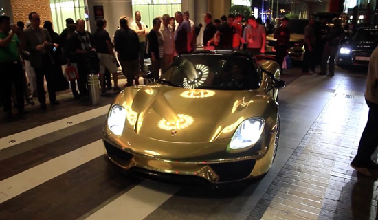 Gouden Porsche 918 scheurt door Dubai