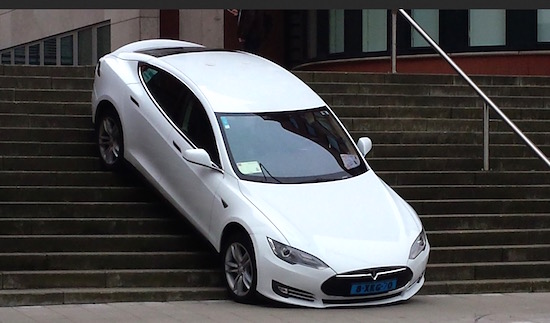 Verzin een onderschrift: Tesla-rijder snapt trap niet