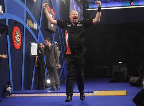 Raymond van Barneveld stuitert over het podium.