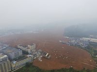 Op deze foto gemaakt door een met een camera uitgeruste drone is goed te zien wat de omvang is van de aardverschuiving bij Shenzhen.