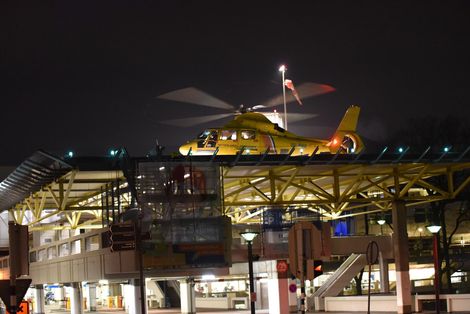 De helikopter van de Kustwacht bij aankomst in Rotterdam.