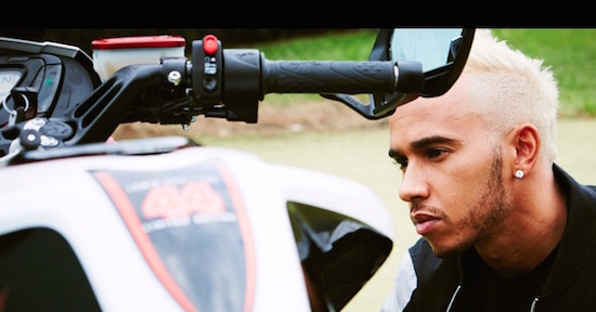 Cool. Lewis Hamilton heeft een MV Agusta gebouwd