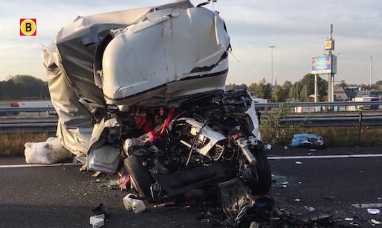 7 crashende vrachtwagens leggen de A67 plat