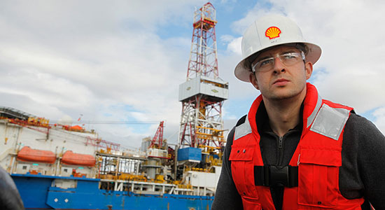 Shell meneer kijkt moeilijk