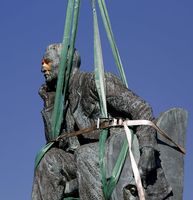 Voorzichtig wordt Cecil Rhodes, of zijn door vandalen besmeurde standbeeld op de universiteitscampus van Kaapstad althans, van zijn sokkel gehesen. 