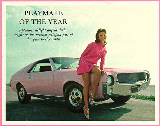 Playmate Angela Dorian naast AMC AMX