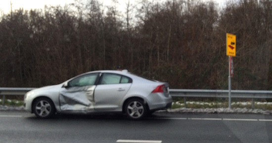 Politie-auto beukt een Volvo stuk op de A13