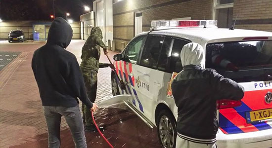 Politieauto wassen is passende straf