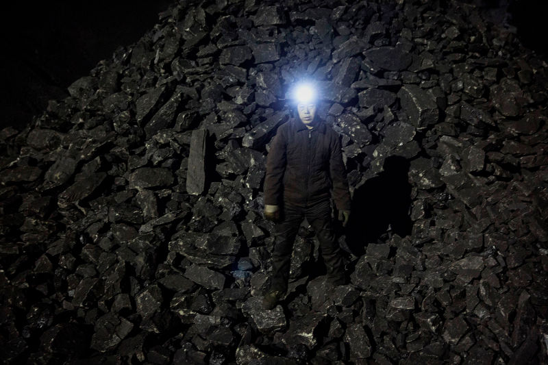 Photographs Capture What Life is Like in One of the World's Dirtiest Pits