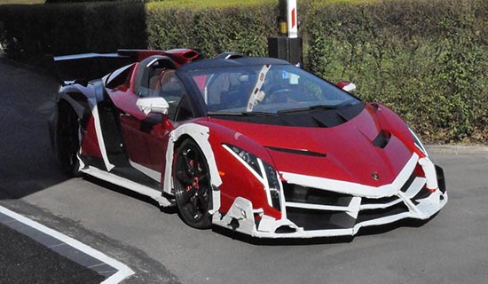 Lamborghini Veneno Roadster gespot buiten de fabriek