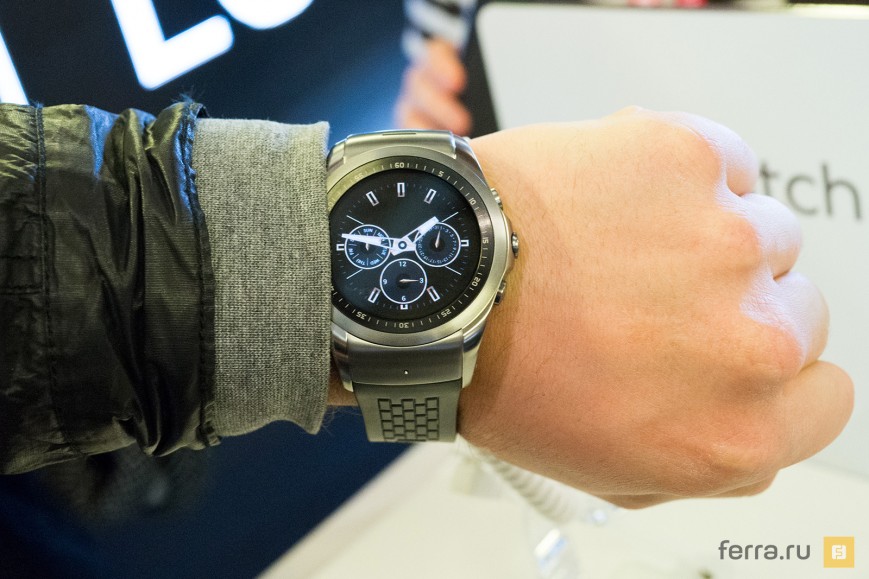 LG Watch Urbane LTE на руке