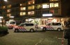 Verwarde man zwaait met mes