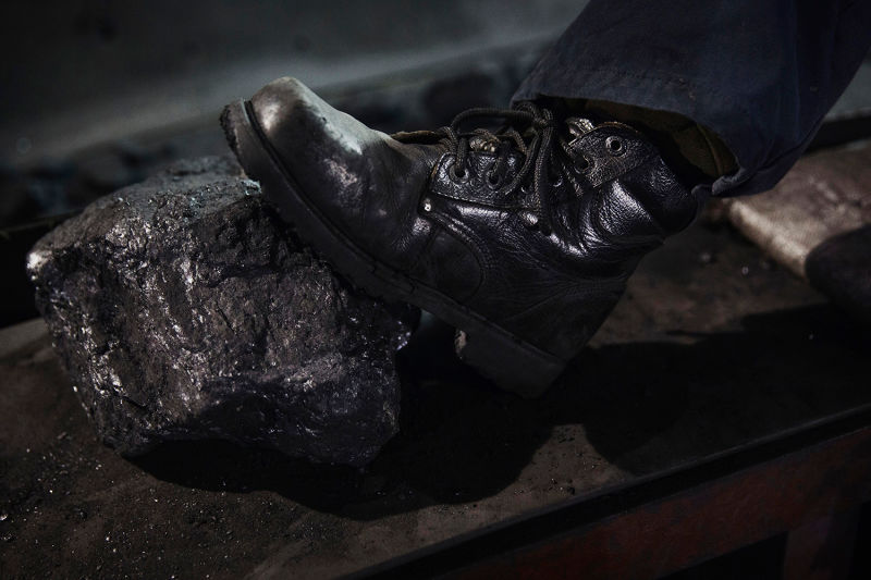 Photographs Capture What Life is Like in One of the World's Dirtiest Pits