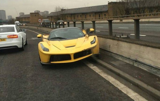 Gele Ferrari de Ferrari crasht in Londen