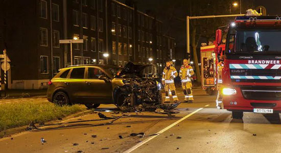 Porsche Cayenne crasht zich helemaal de moeder tegen vrachtwagen