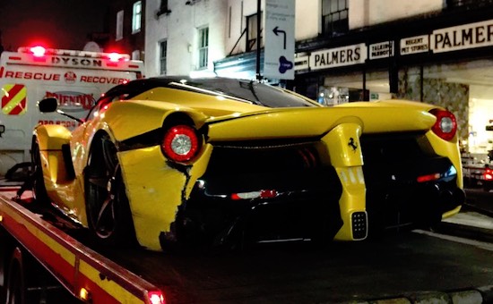 Gele Ferrari de Ferrari crasht in Londen