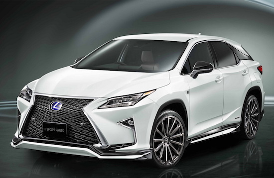 Lexus biedt de RX aan met een Stormtrooper-uniform