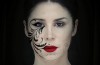 #Video des Tages | das Gesicht des Mädchens verwandelt sich in ein Bild mit Hilfe von 3D-Projektion