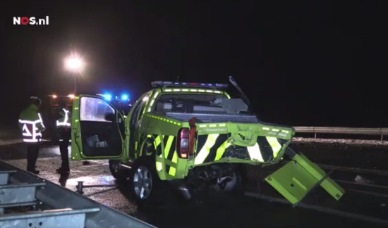 Pijlwagen beschadigd na aanrijding - beeld: NOS.nl