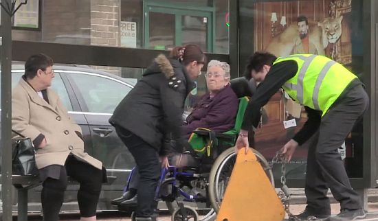 Doe eens normaal mevrouw, dit is een bushokje, geen bejaardensoos