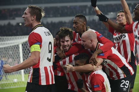 Dolle blijdschap bij PSV na de winnende treffer van Davy Pröpper.