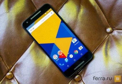 Стереодинамиками LG Nexus 5X не оборудован, поэтому лицевая панель увеличилась в высоту зря