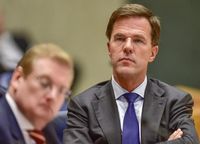 
Premier Mark Rutte in de Tweede Kamer tijdens het debat over de Teevendeal. Links minister Van der Steur (Justitie).
