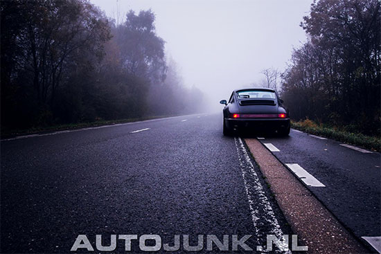 Porsche 911 in de mist