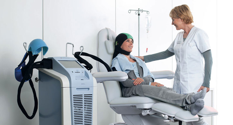 Wearing This Silicon Cooling Cap Reduces Hair Loss During Chemotherapy