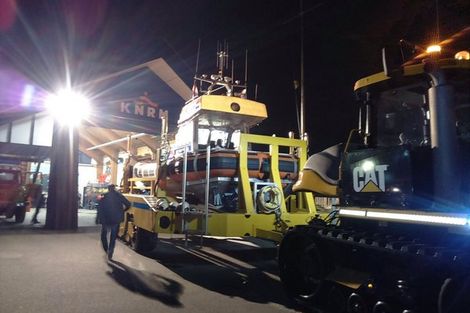 Reddingboot De Redder van het KNRM-station Katwijk wordt naar zee gereden.