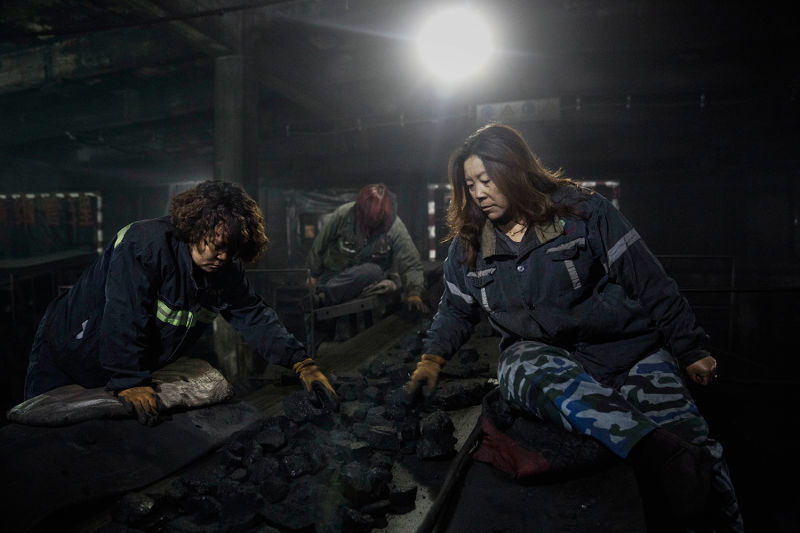 Photographs Capture What Life is Like in One of the World's Dirtiest Pits