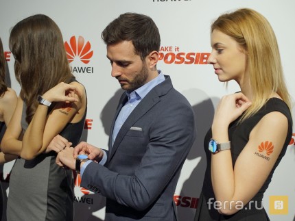 Huawei Watch на руке