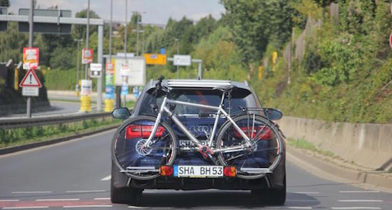 WTF: Syrische vluchtelingen op fiets van snelweg geplukt