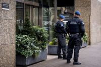 Marechaussees bij de ingang van de Tweede Kamer. 