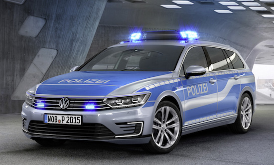 Volkswagen Passat GTE wordt in een politie-uniform geduwd