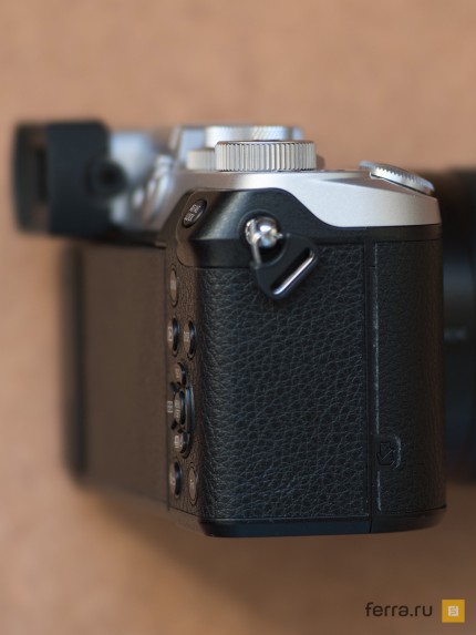 Правая боковая грань корпуса Panasonic Lumix GX8