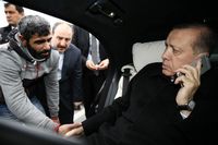 
Erdogan spreekt met de man, en bood hem daarna verdere hulp aan.
