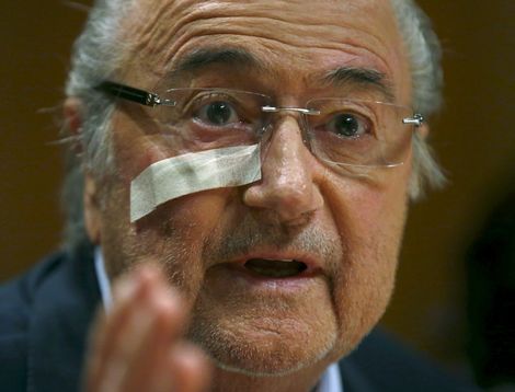 FIFA-baas Sepp Blatter verdedigt zich in een persconferentie na zijn schorsing