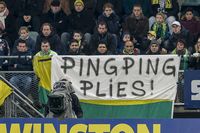 ADO Den Haag supporters vragen de Chinese eigenaar van de club om over de brug te komen met geld. 