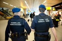 Leden van de Koninklijke Marechaussee op Schiphol.