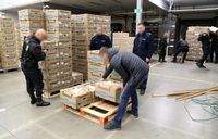 De Poolse politie bij de dozen met cocaïne. 