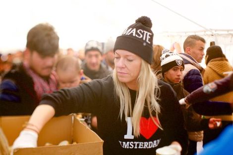 Anna Smit deelt eten uit aan vluchtelingen die zijn gestrand op het Griekse eiland Lesbos.