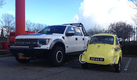 Een Isetta naast een F-150 Raptor