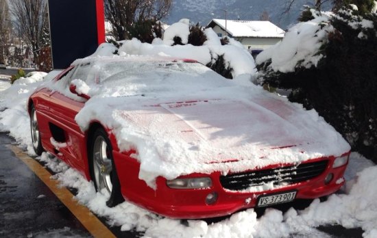 F355 in de sneeuw